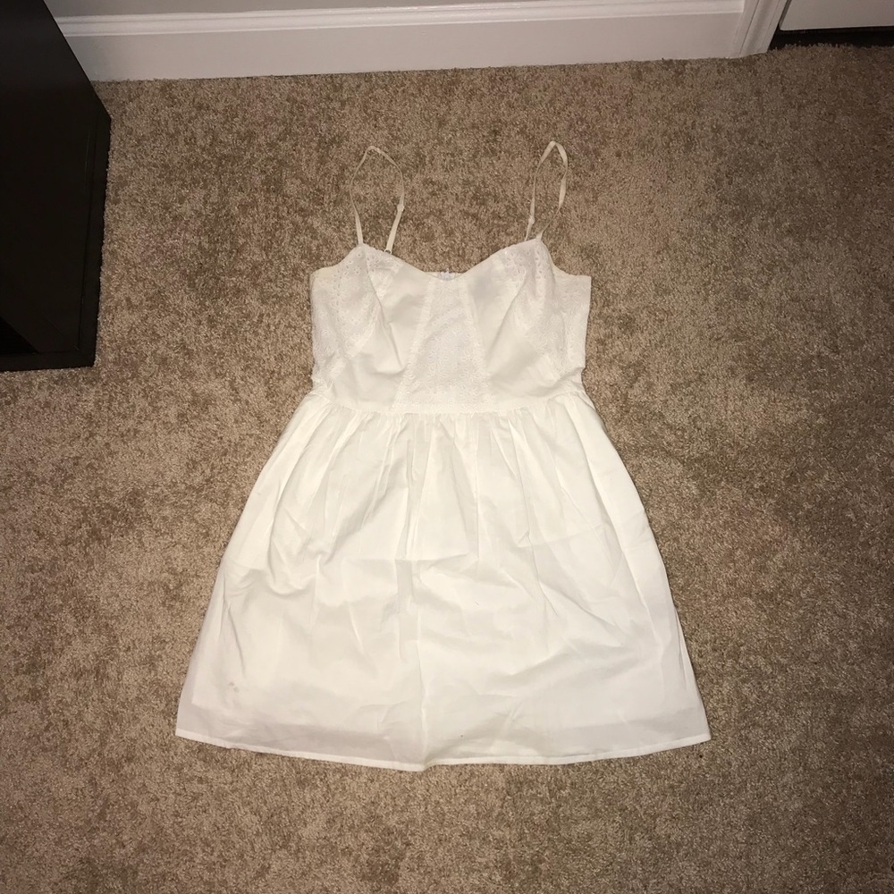 White, sleeveless dress